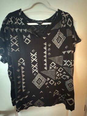 Lucky Brand Black Short-Sleeve V-Neck Top with white Geometric Print